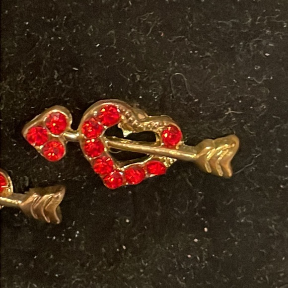 0.5” mixed metal gold tone heart & arrow stud earrings 7 prong set red crystals - Picture 7 of 10